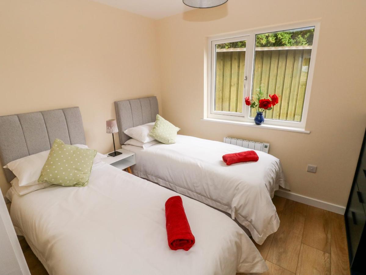Ramsey Lodge Bier Wood Lodges Tenby Exterior foto
